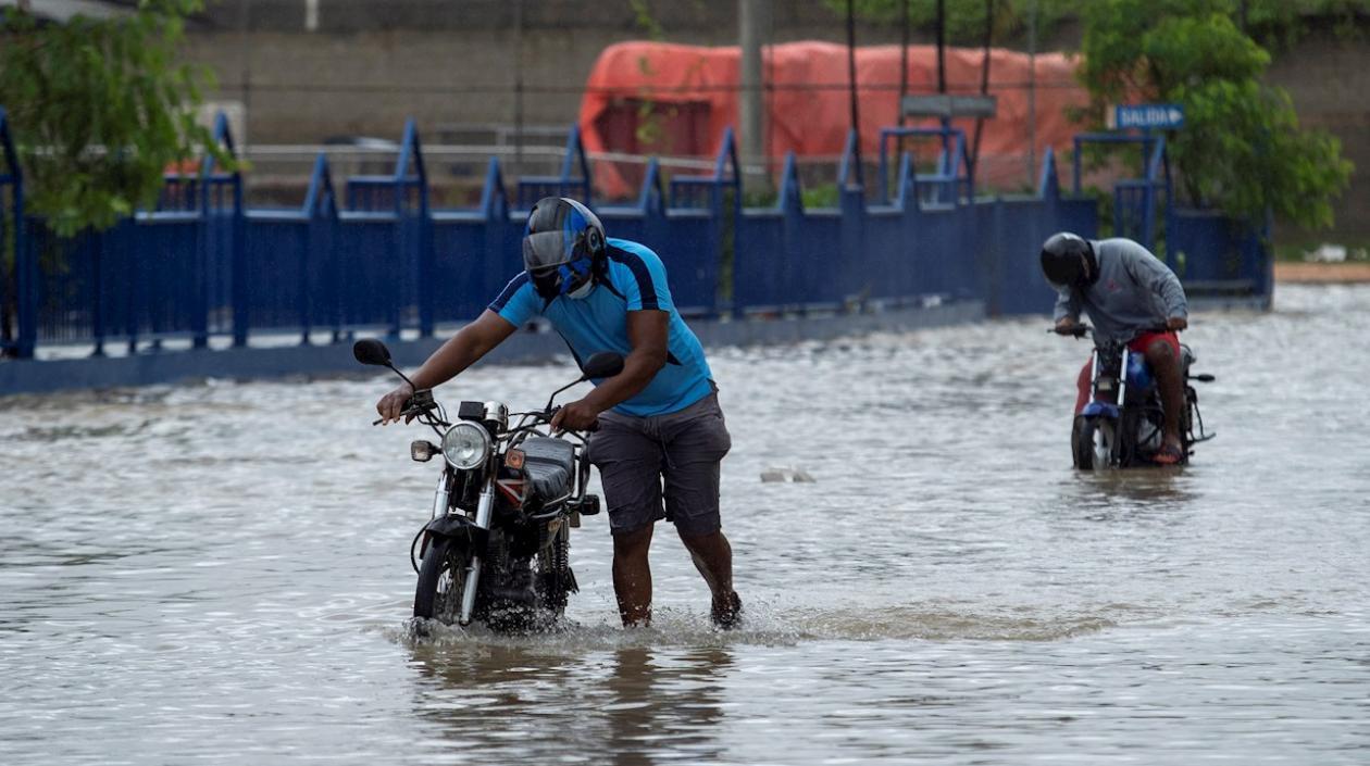 Una calle inundada hoy, en Santo Domingo.