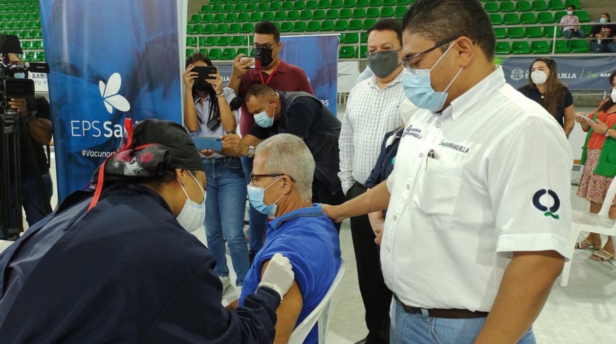 Dayron Bernal King recibió este martes la vacuna número 1.000.000.