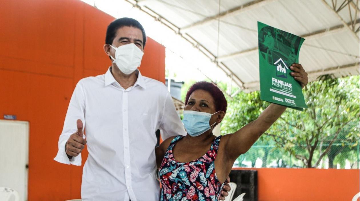 El alcalde Rodolfo Ucrós con la comunidad. 