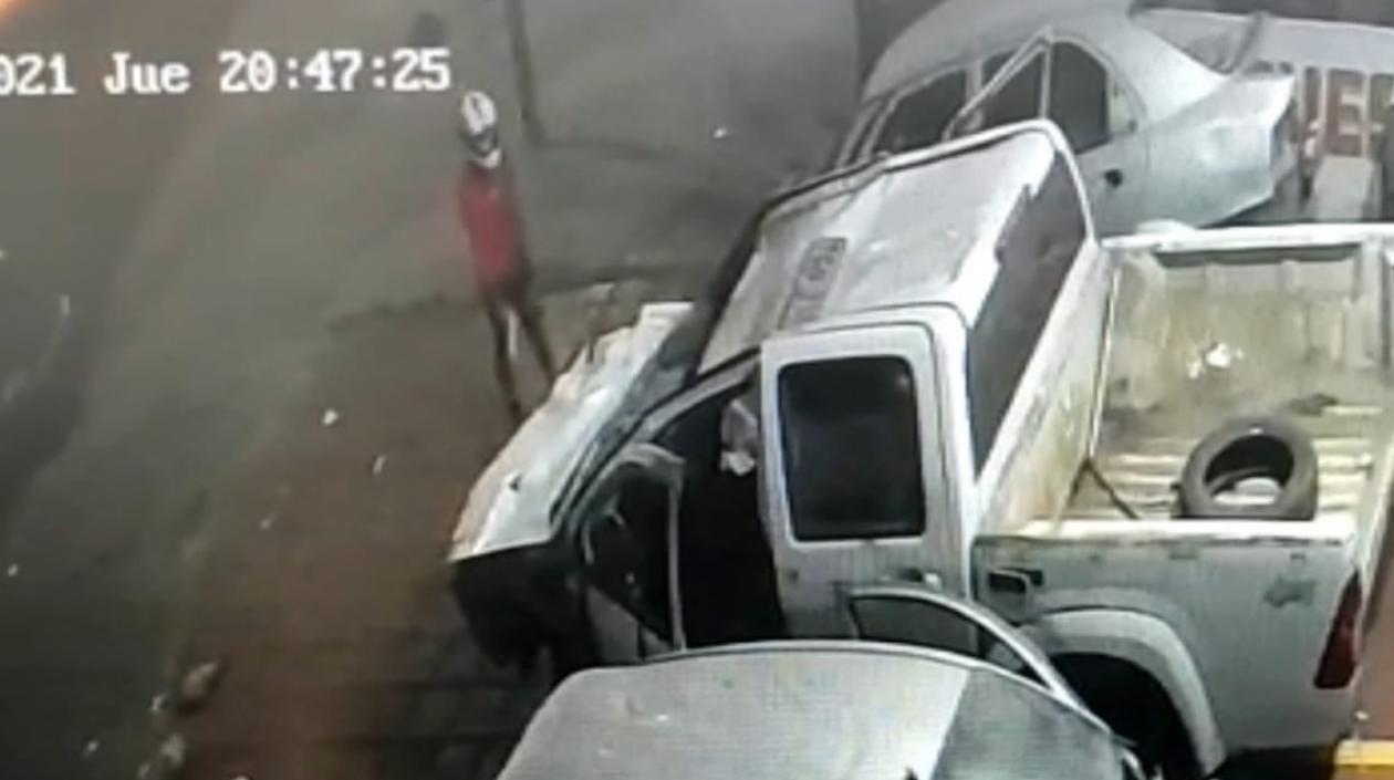 Momento del ataque a bala debajo del puente de Bolívar. 