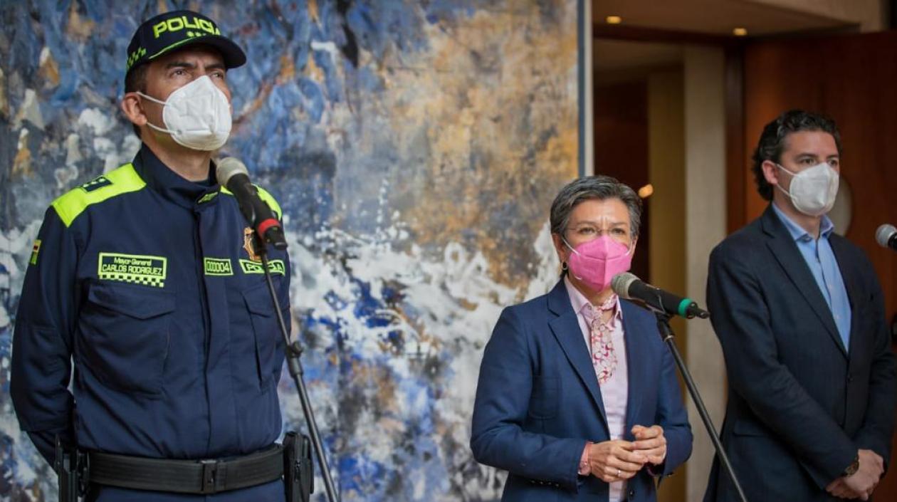 La alcaldesa Claudia López junto al secretario de Seguridad, Aníbal Fernández; y al Director de Seguridad Ciudadana de la Policía, general Carlos Rodríguez. 