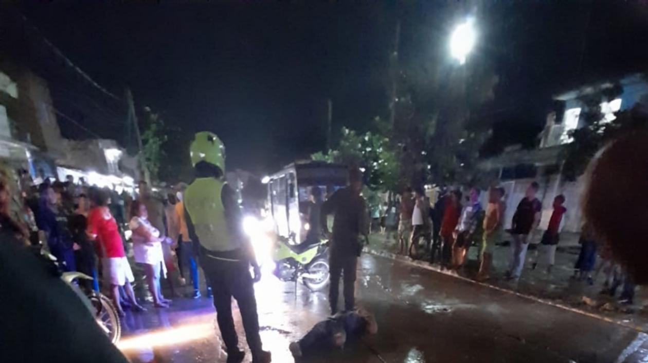 Una de las víctimas quedó tendida sobre la vía de la carrera 14. 