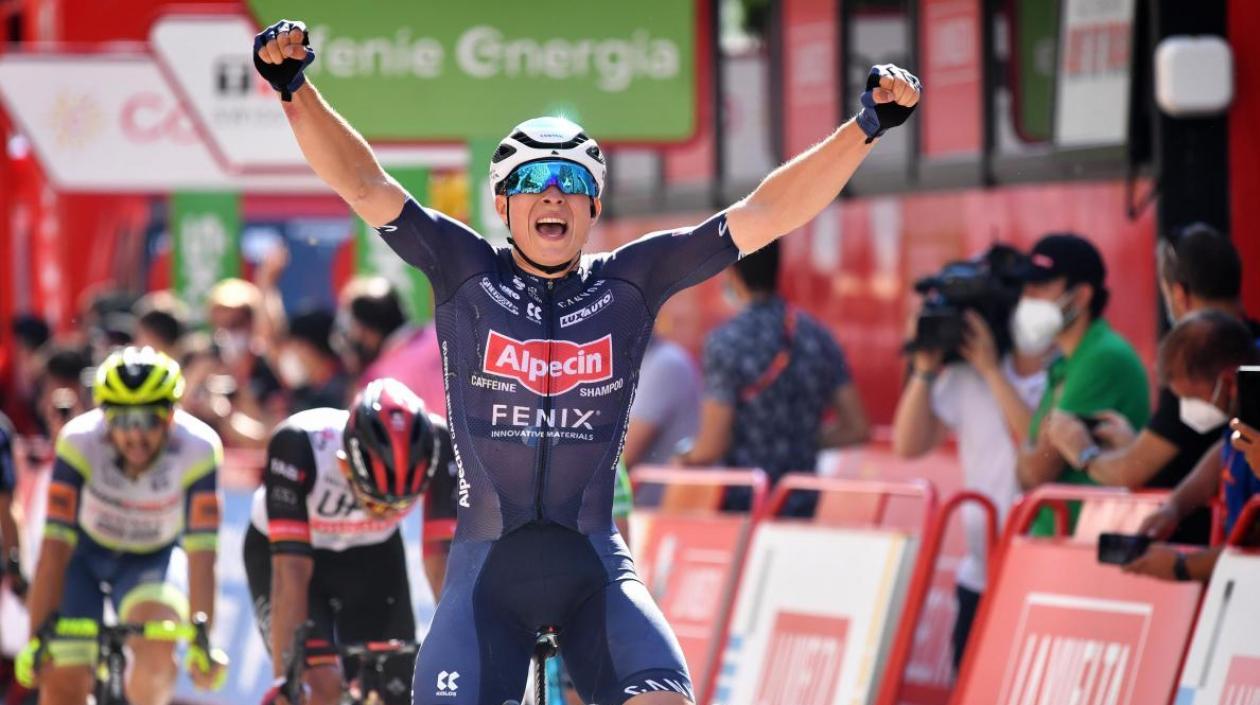 Jasper Philipsen se impone en la línea de meta. 