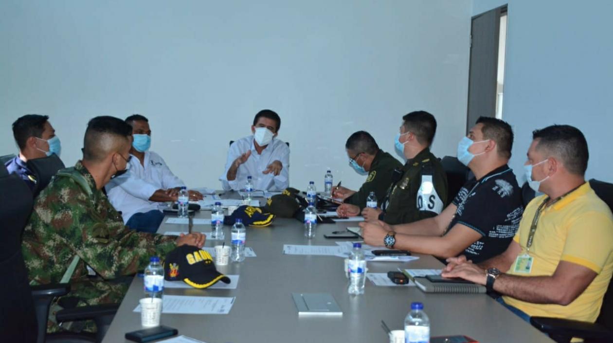 Reunión del alcalde Rodolfo Ucrós con la Fuerza Pública.