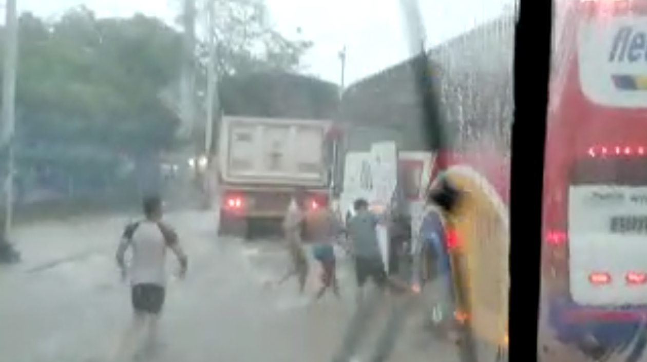 Atracos a buses en Simón Bolívar.