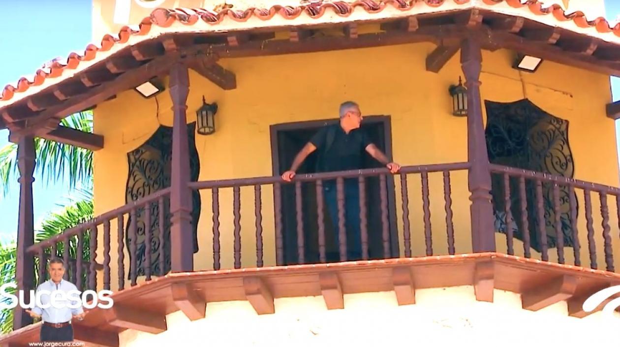 El periodista Jorge Cura Amar, en una de las iglesias en Mompox.