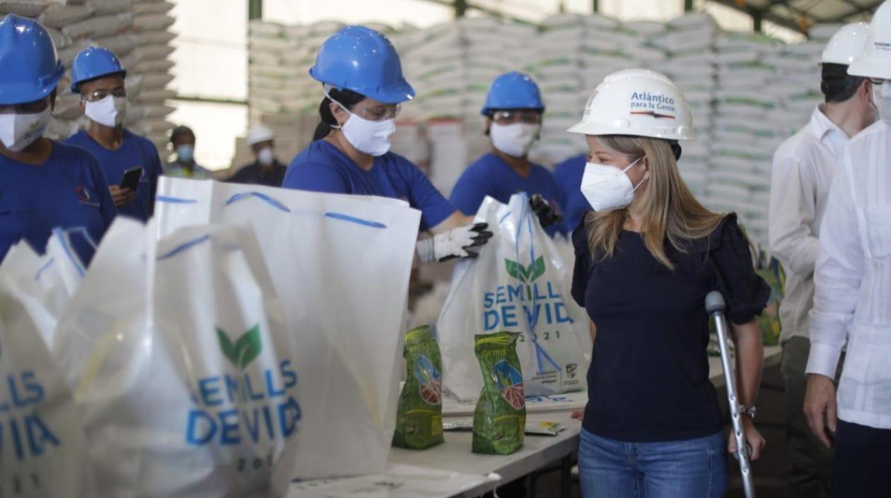 Elsa Noguera, gobernadora del Atlántico, inspeccionó en las bodegas de Monómeros el alistamiento de los kits que serán entregados en el proyecto Semillas de Vida 2.0.