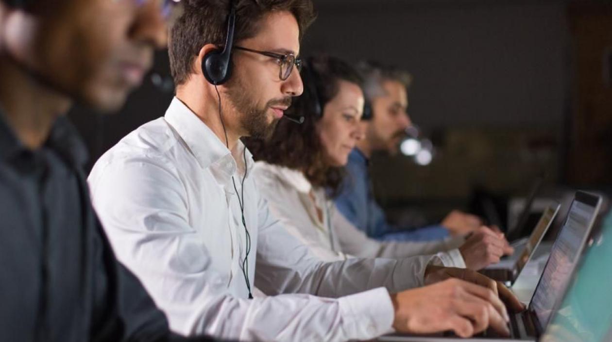 Asesor de call center es una de las vacantes disponibles en la Agencia Pública de Empleo del Sena.