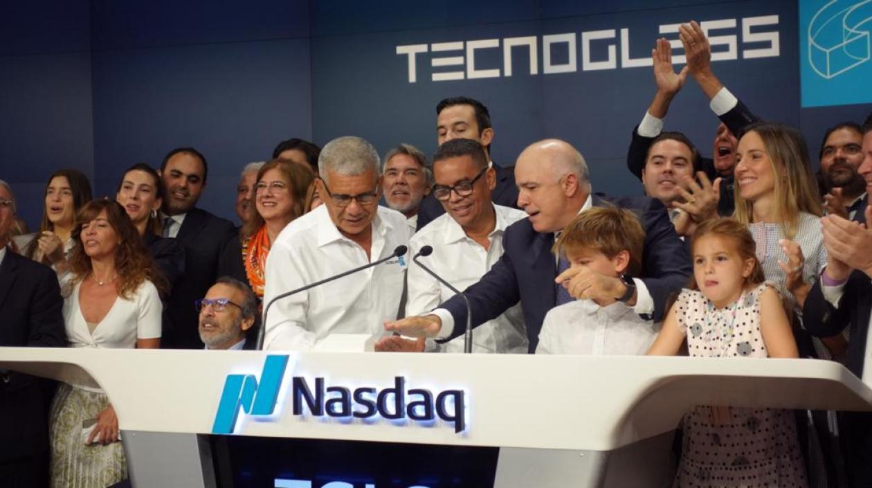 Momento en que la compañía tocó la campana de Nasdaq.
