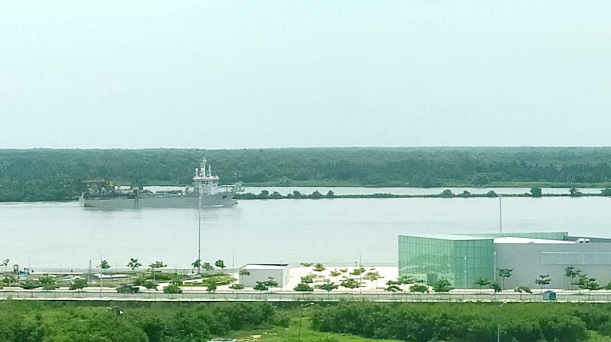 La actual draga 'Taccola' desplazándose a la Sociedad Portuaria de Palermo para ser sometida a revisión técnica.