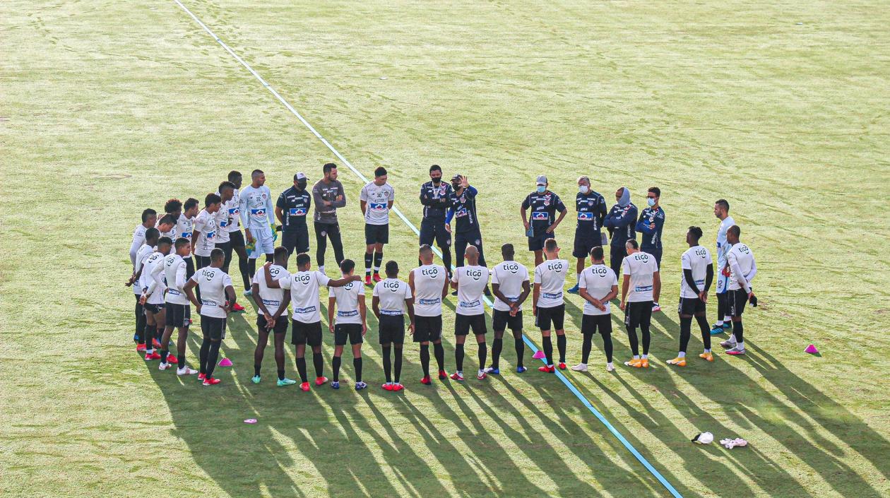 Arturo Reyes durante una charla con los jugadores. 