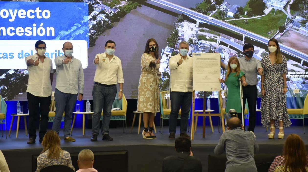 Imagen de la firma de adjudicación del proyecto.