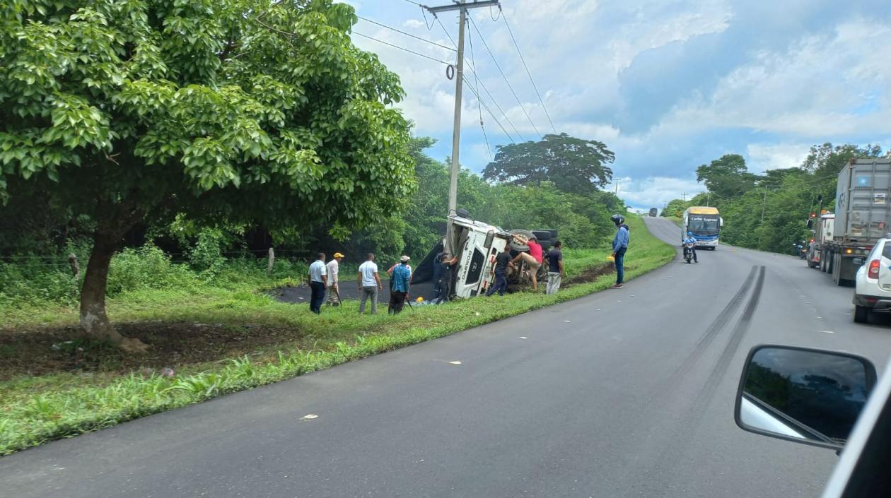 Volqueta volcada a un lado de la vía. 
