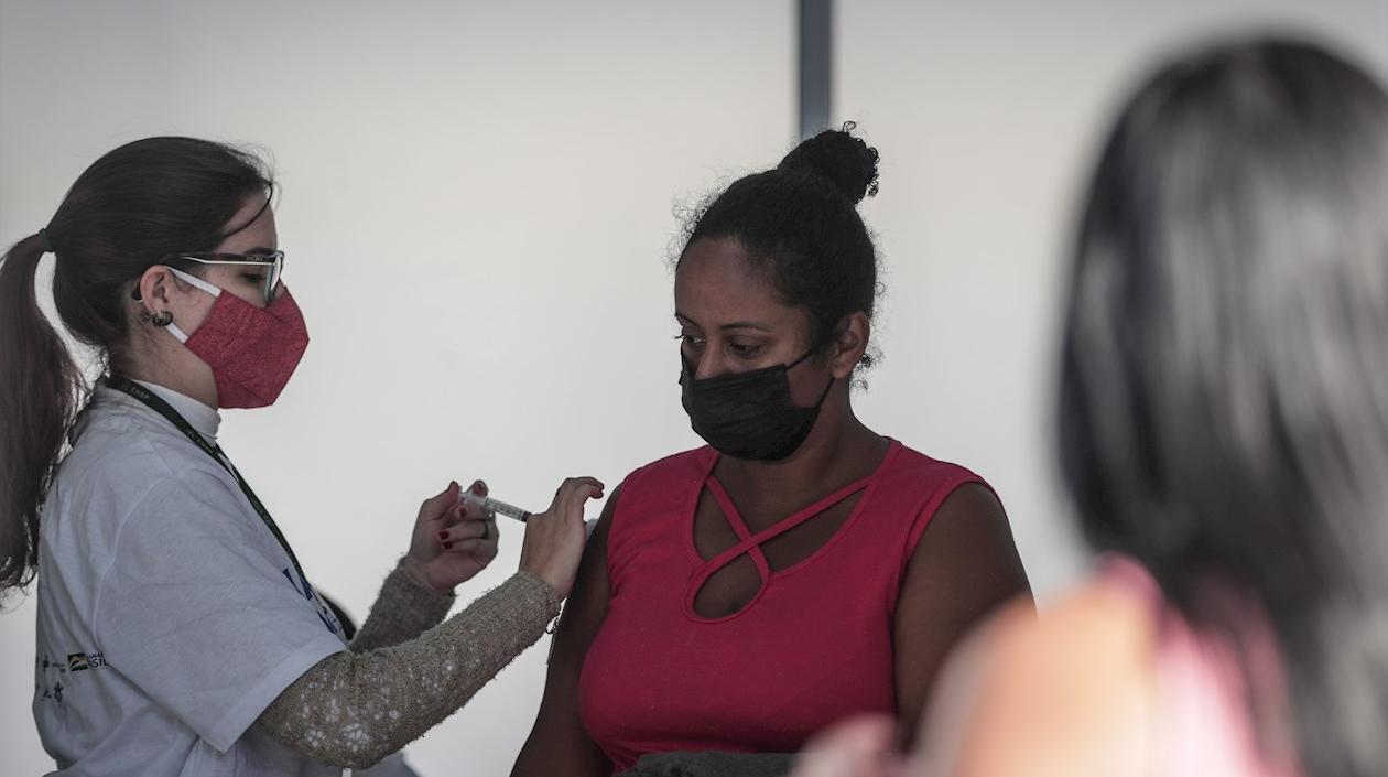 Una mujer se vacuna contra el Covid-19 en Brasil.