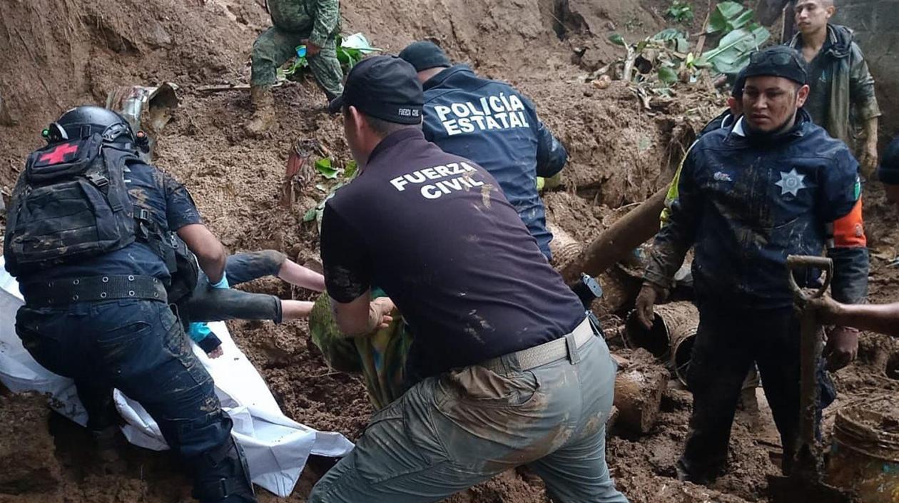 Las autoridades de Xapala recuperan a los atrapados.
