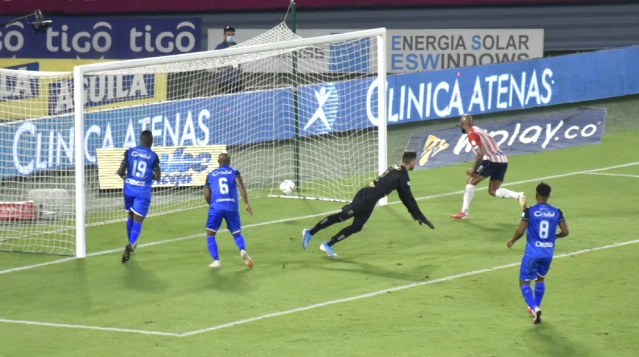 Freddy Hinestroza anotando el 3-2 para los junioristas.