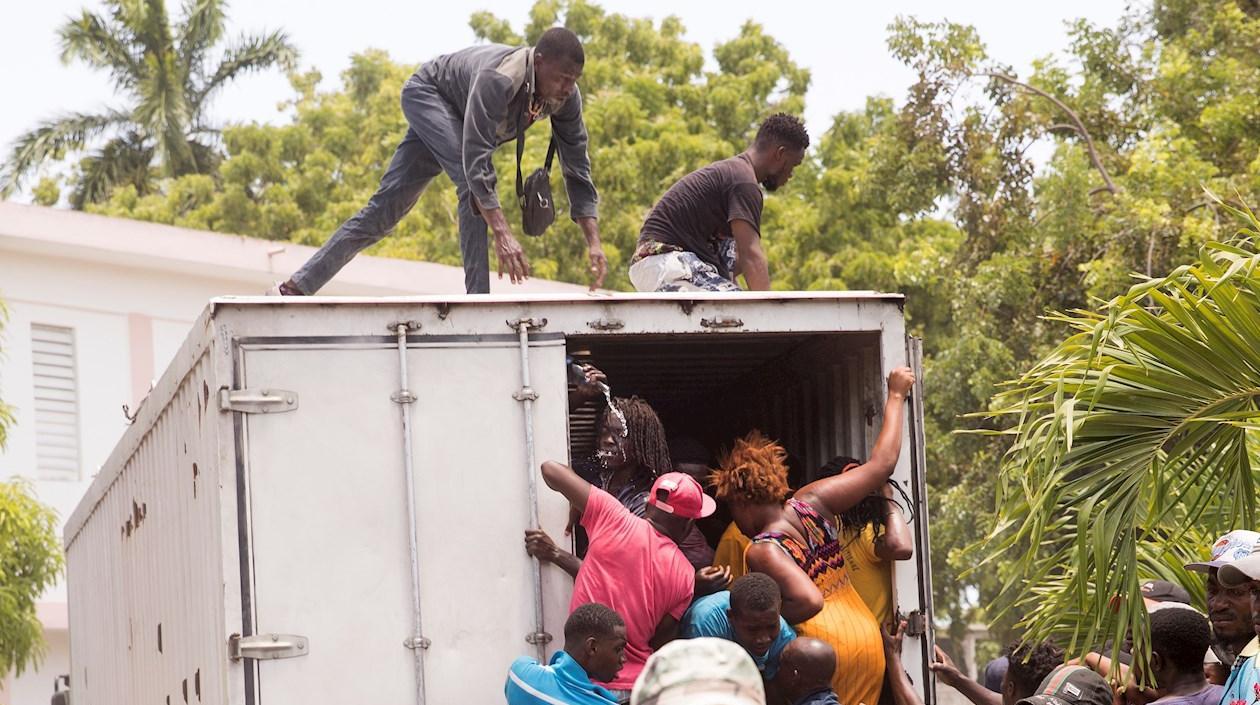 Imagen de los saqueos a camiones.