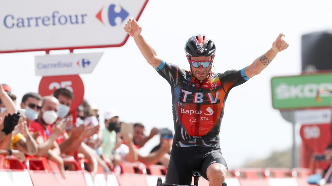 Damiano Caruso gana la etapa. 