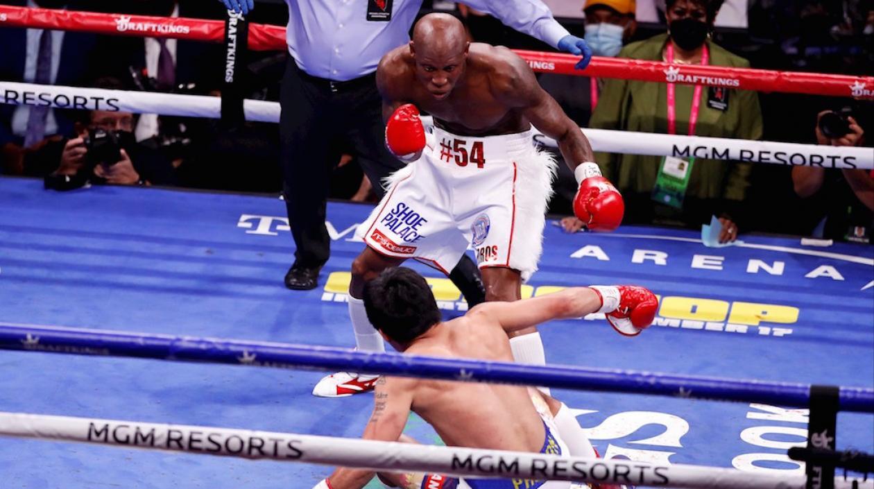 Manny Pacquiao se va a la lona derribado por Yordenis Ugás.