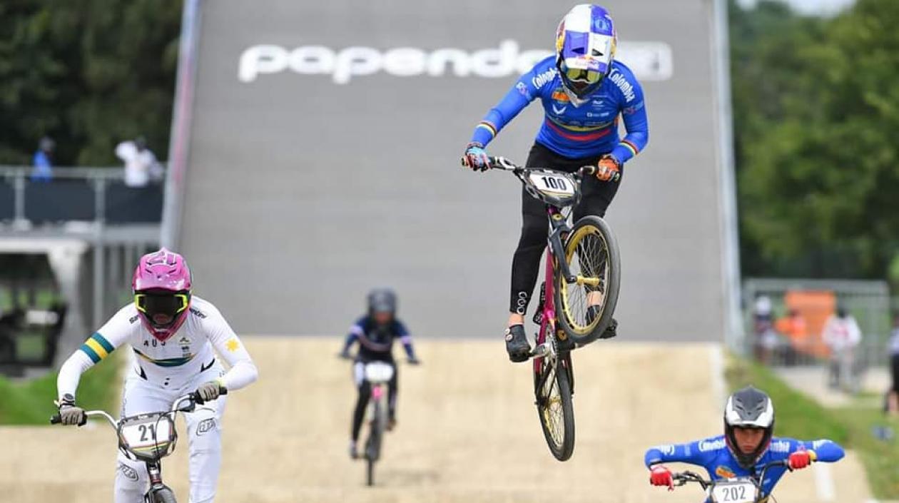 Mariana Pajón al comando de la carrera. 