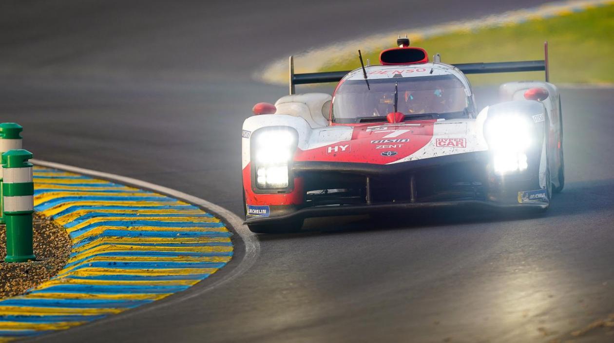 Los carros de Toyota se llevaron el triunfo en la carrera. 