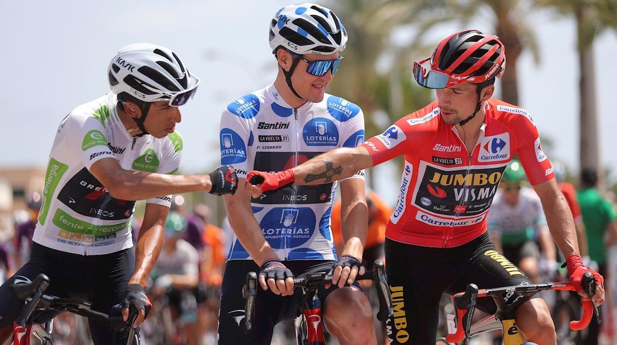 Egan Bernal se saluda con Primoz Roglic.