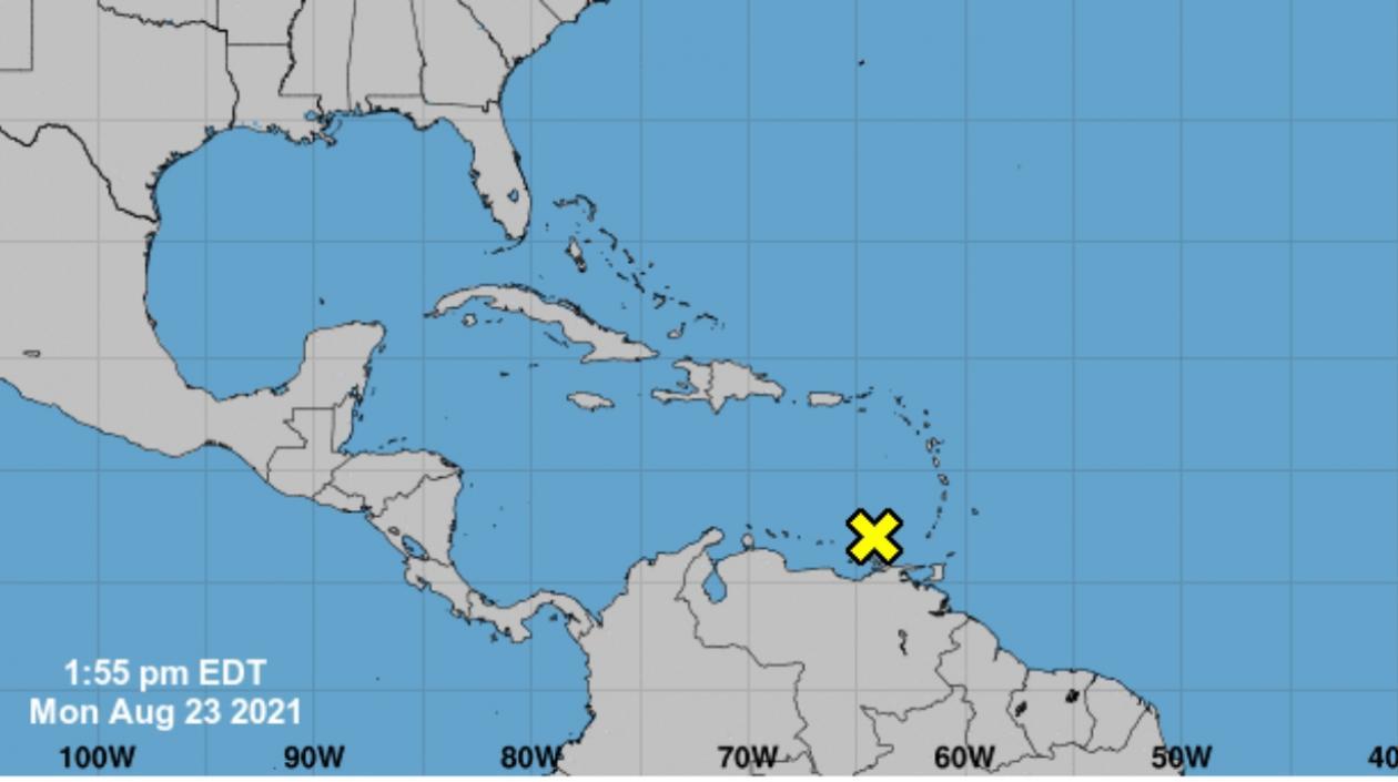 Donde está la X amarilla se sitúa en este momento la onda tropical que podría llegar a ser una tormenta. 
