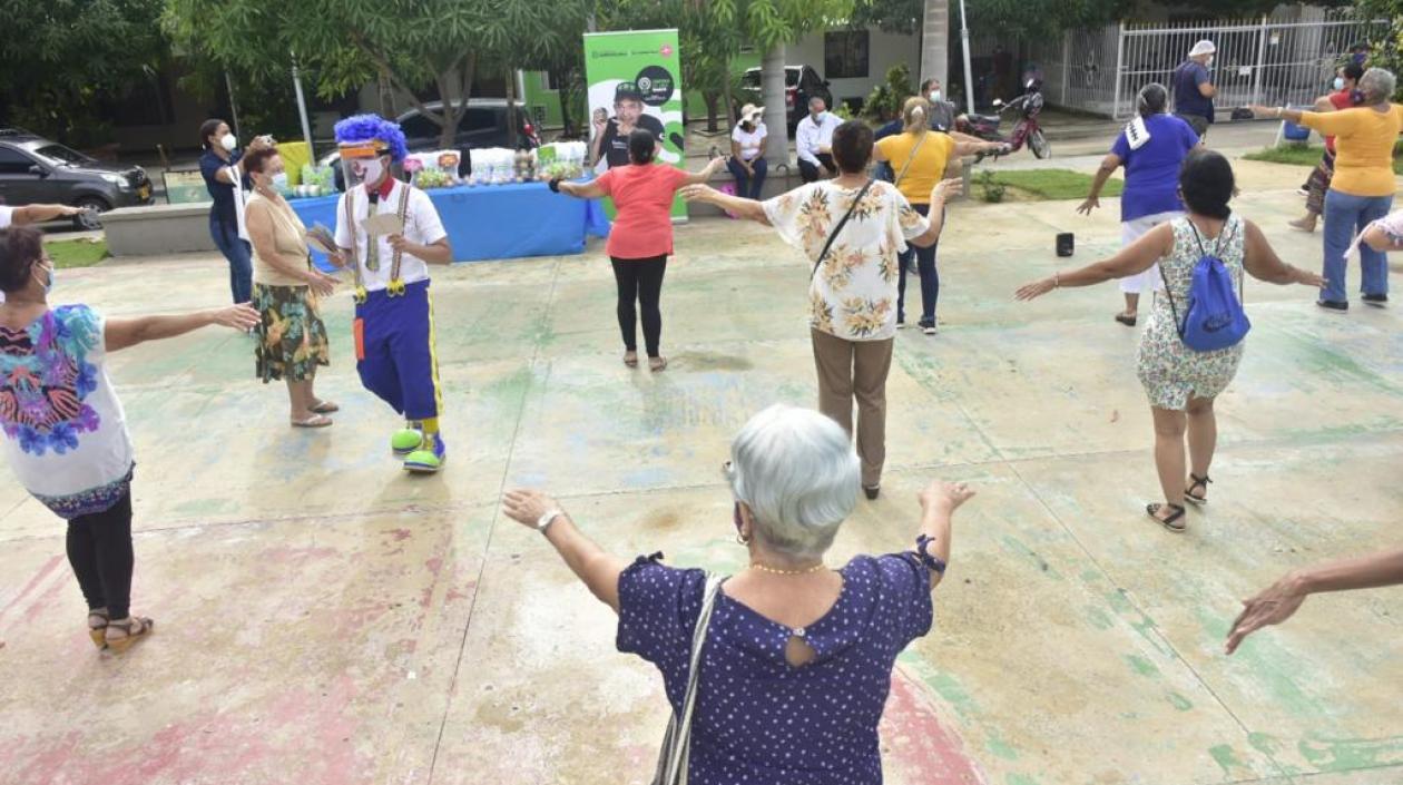 Imagen de actividades con los adultos mayores.