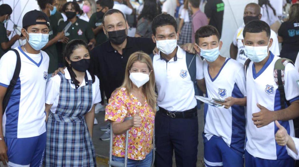La Gobernadora Elsa Noguera y el Alcalde José Fernando Vargas compartiendo con los jóvenes.