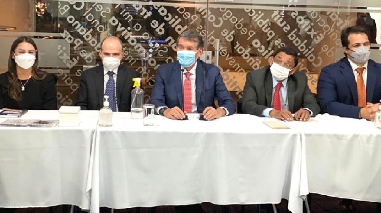 Representantes del Gobierno Nacional explicando los topes salariales.