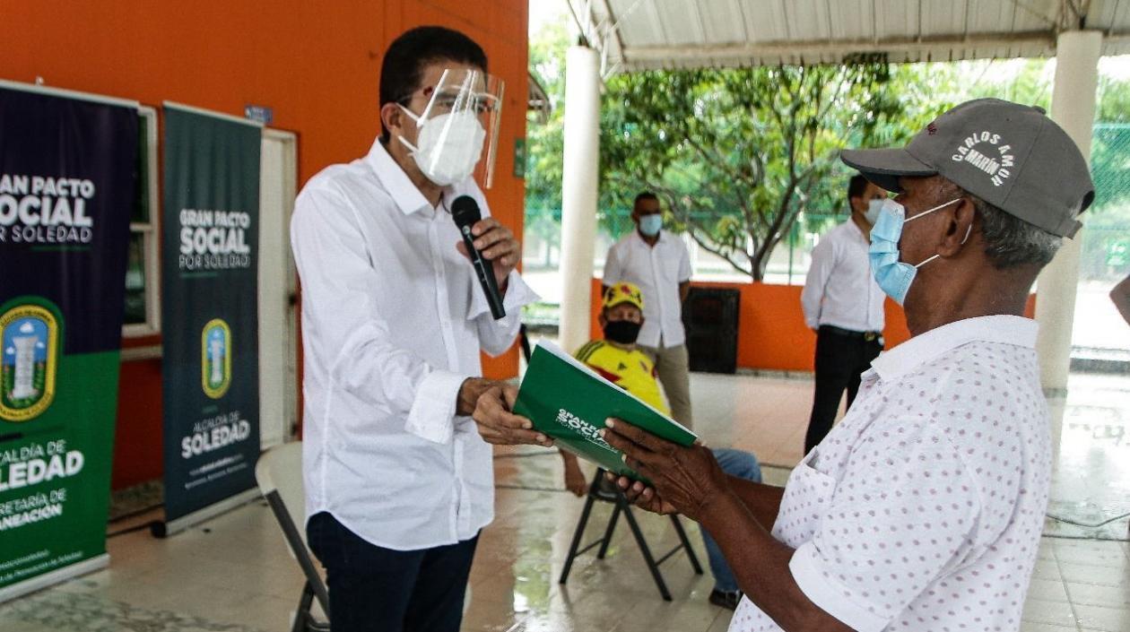 Entrega de titulación de propiedad por parte del alcalde Rodolfo Ucrós.