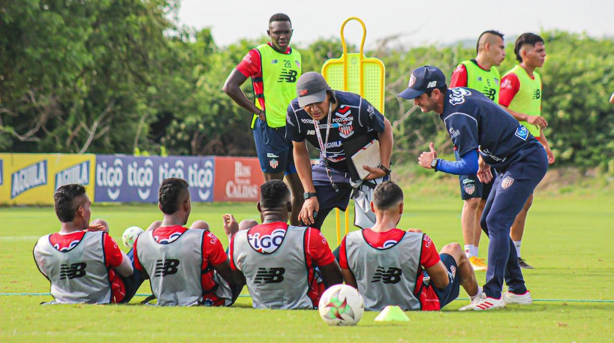 El Técnico Arturo Reyes dando instrucciones a sus dirigidos.