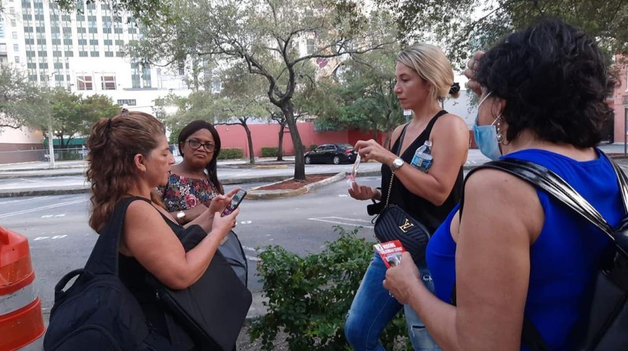 El colectivo de colombianos Zona 33, derecha, apoyó a la madre de Miguel Ángel Roldán, en su búsqueda.