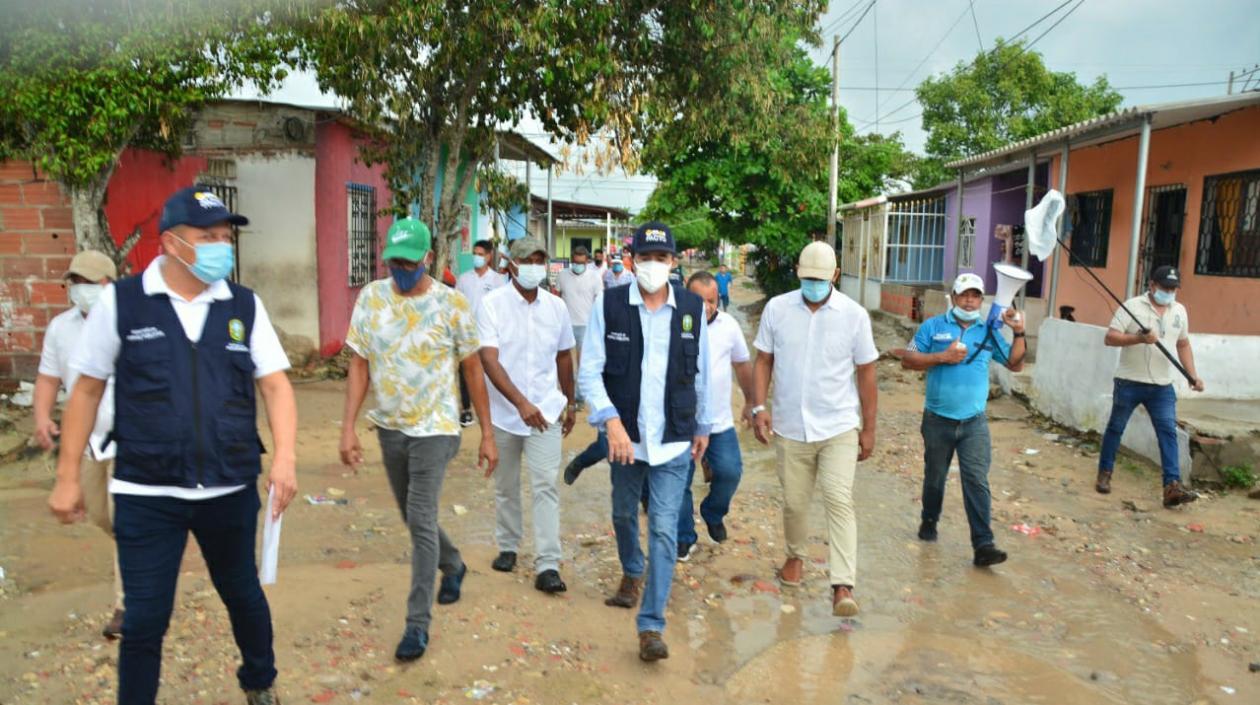 El alcalde de Soledad, Rodolfo Ucrós, en una calle sin pavimentar del municipio. 