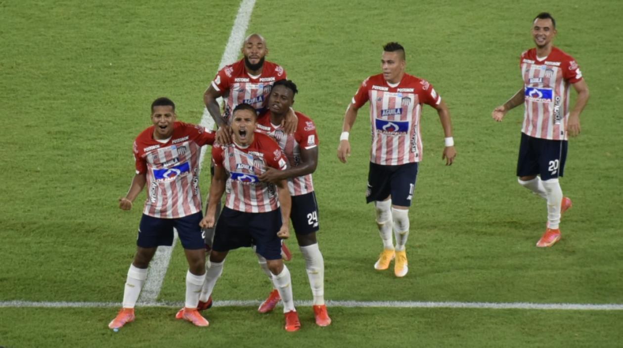 Larry Vásquez celebra el gol de la victoria de Junior. 