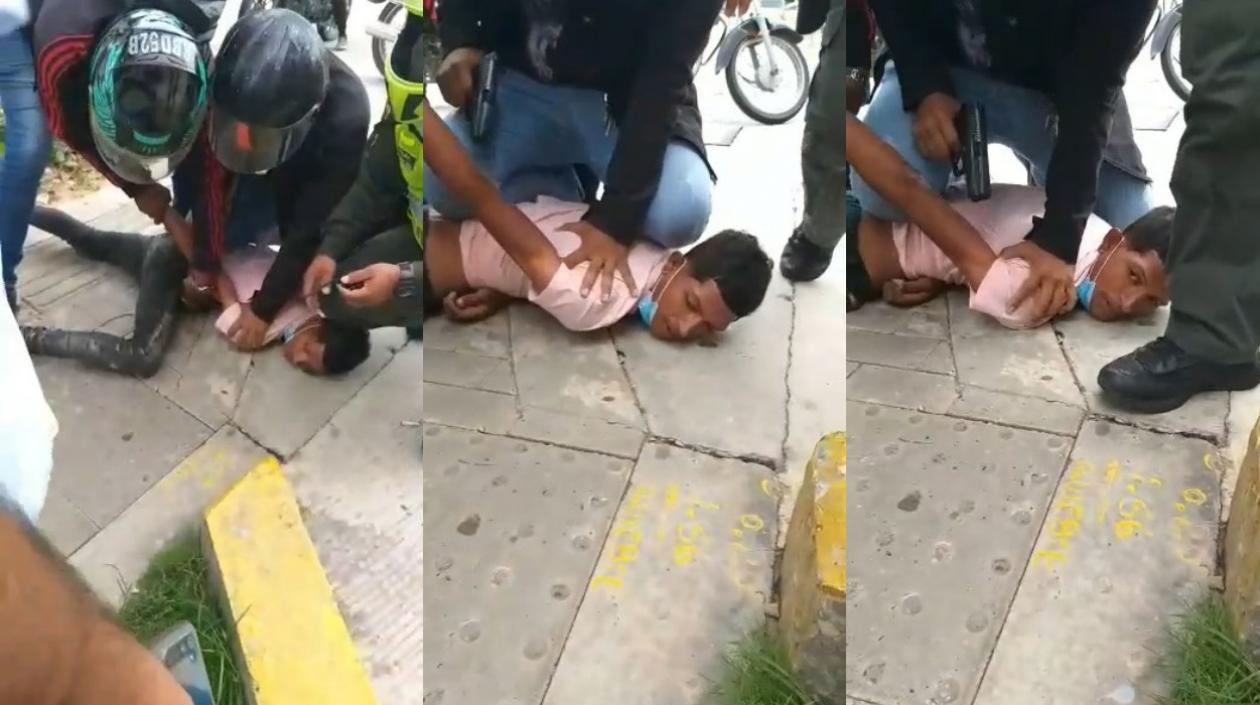 El sospechoso cuando era reducido por miembros de la Sijin. 