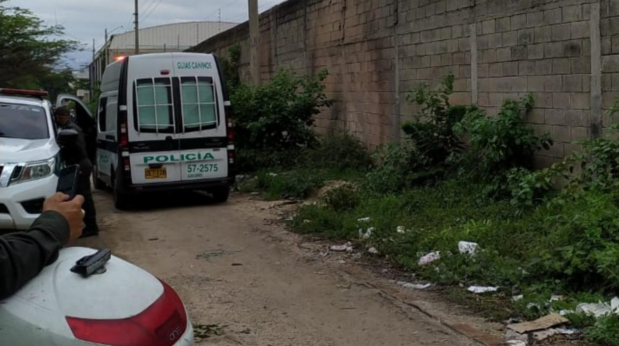 La Policía acordonó el área donde fue lanzado el cuerpo. 