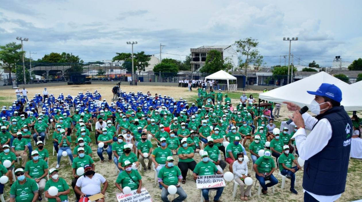 Acto de entrega de títulos de propiedad por parte del alcalde Rodolfo Ucrós. 