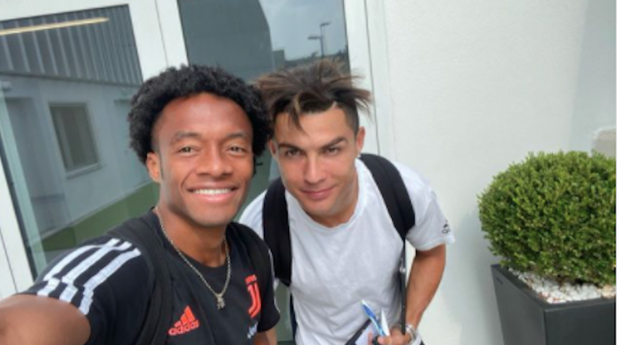 Juan Guillermo Cuadrado se despidió de Cristiano Ronaldo, que ahora jugará con el Manchester United.