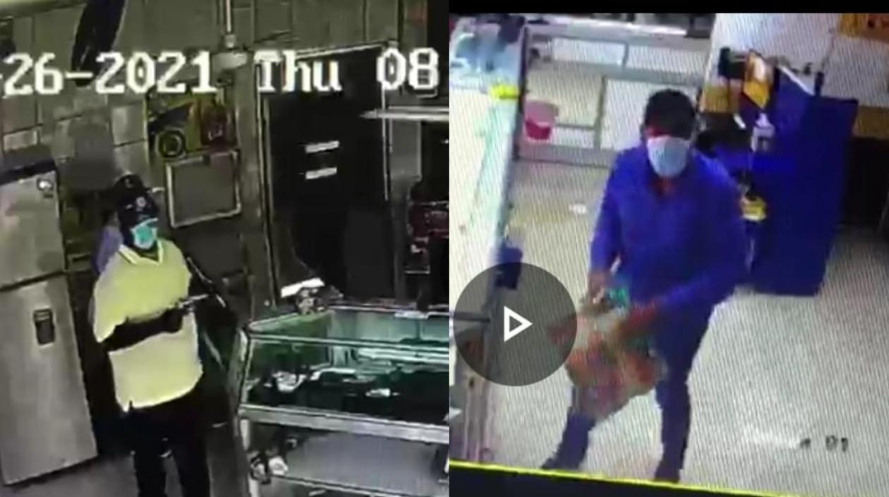 Dos de los ladrones cuando asaltaban la compraventa. 