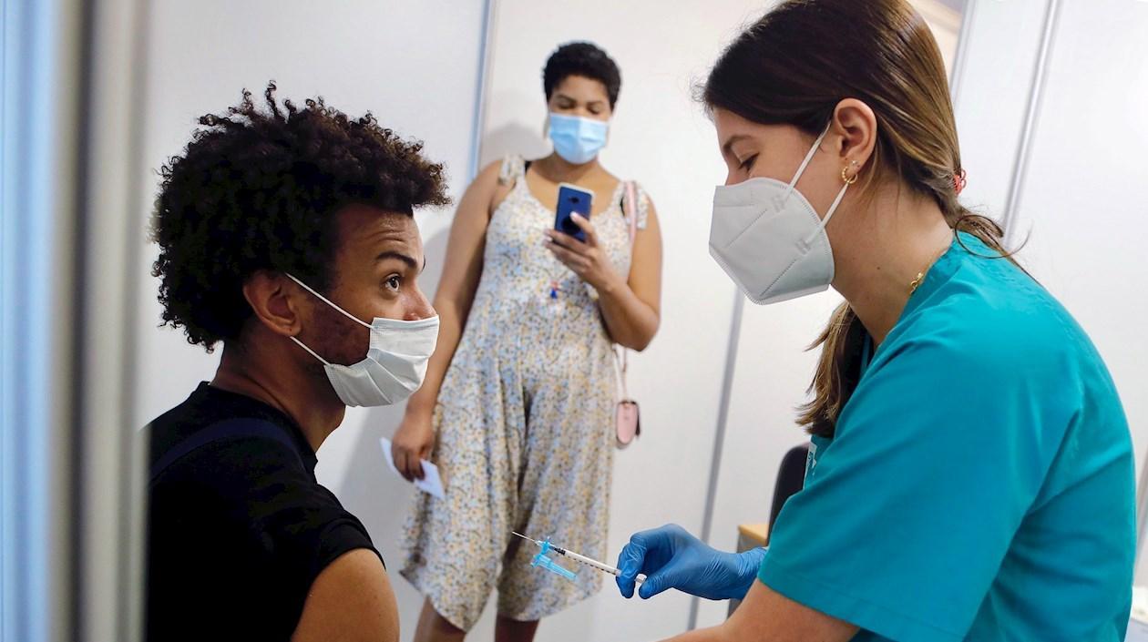 Un joven se vacuna contra el Covid-19.