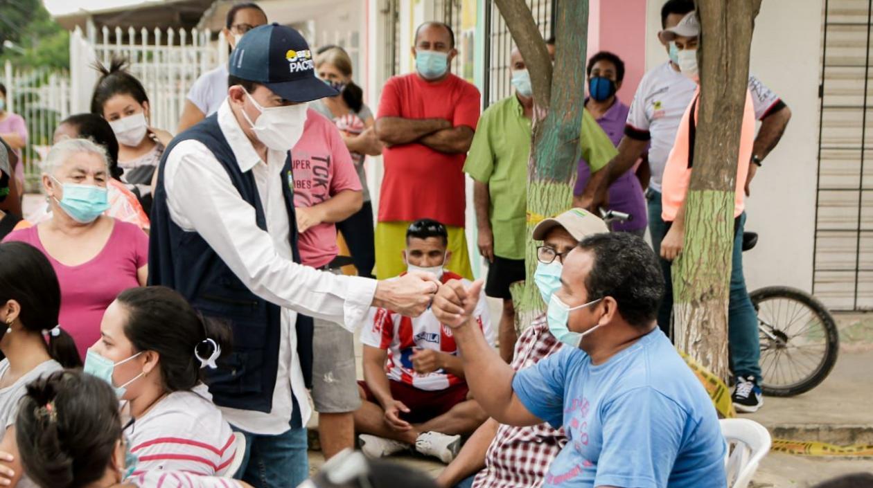 El alcalde Rodolfo Ucrós socializando las obras en el barrio Los Cusules. 