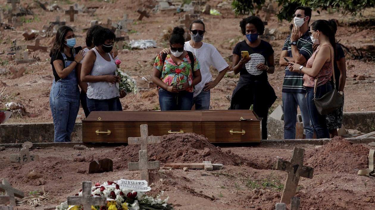 Una mujer víctima de Covid-19 es sepultada en un cementerio de Río de Janeiro. 