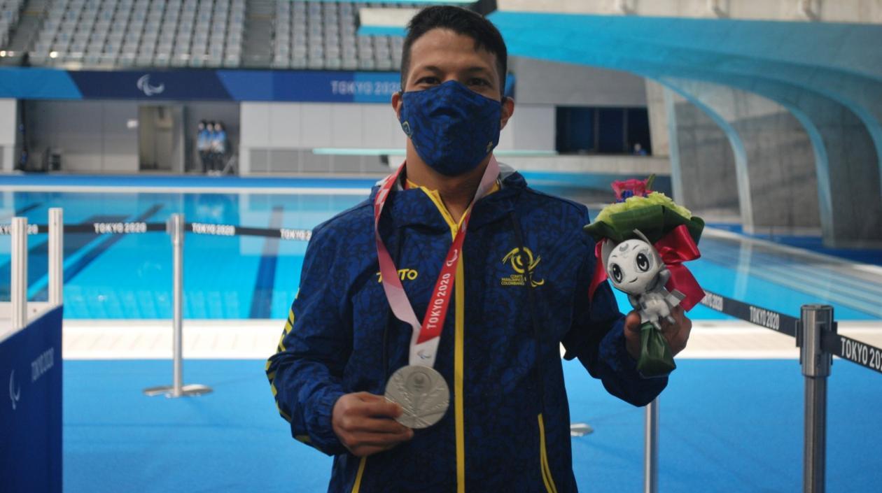 Nelson Crispín con su medalla de plata. 