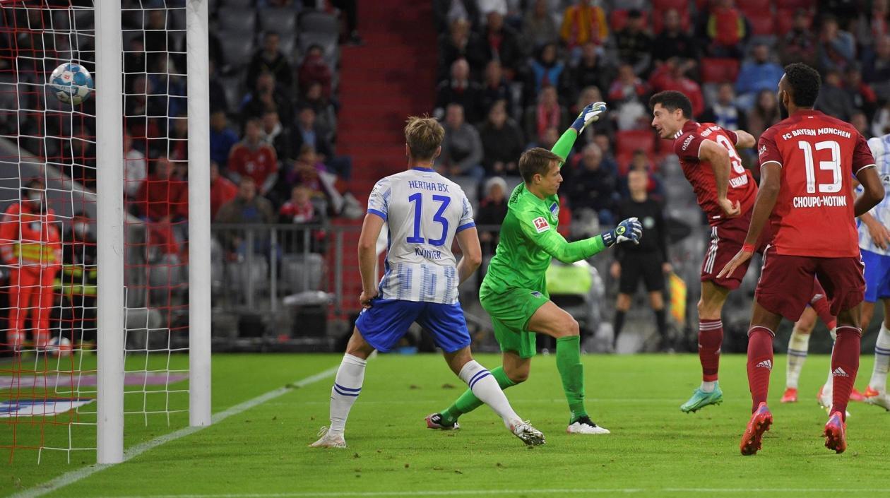 Acción de gol de Robert Lewandowski. 