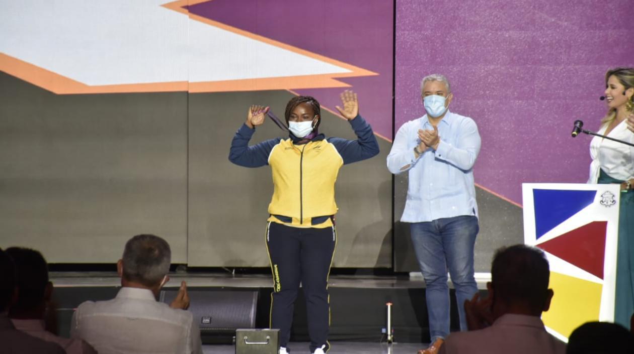 Ubaldina Valoyes con la medalla de bronce de los Juegos Olímpicos de Londres 2012.