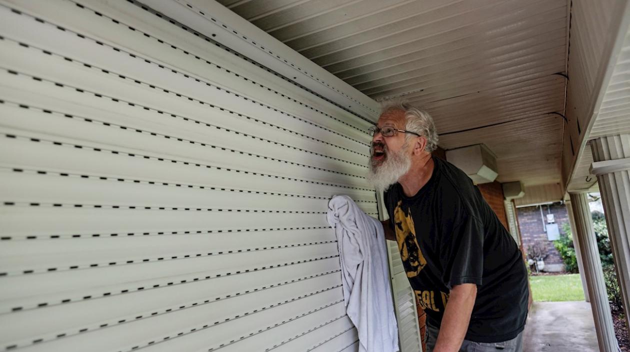 Joe Cermak trata de proteger su casa en Louisiana.