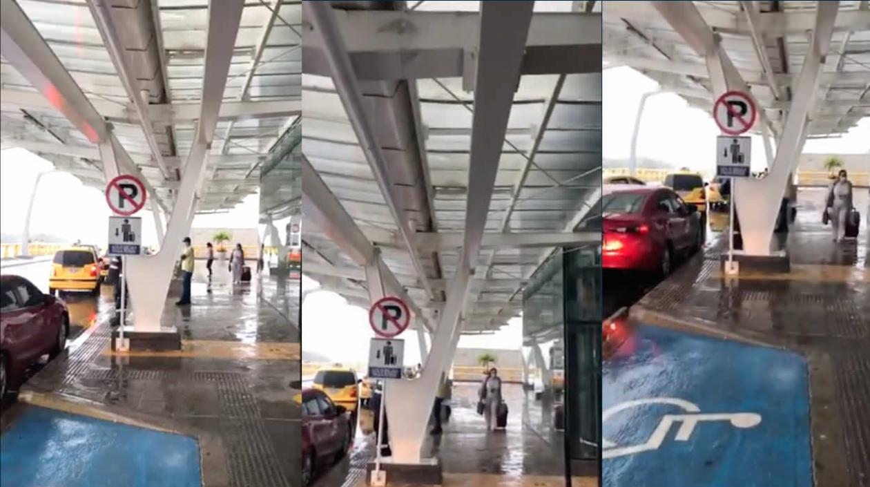 Filtraciones de agua desde el techo para usuarios que llegan o salen del aeropuerto.