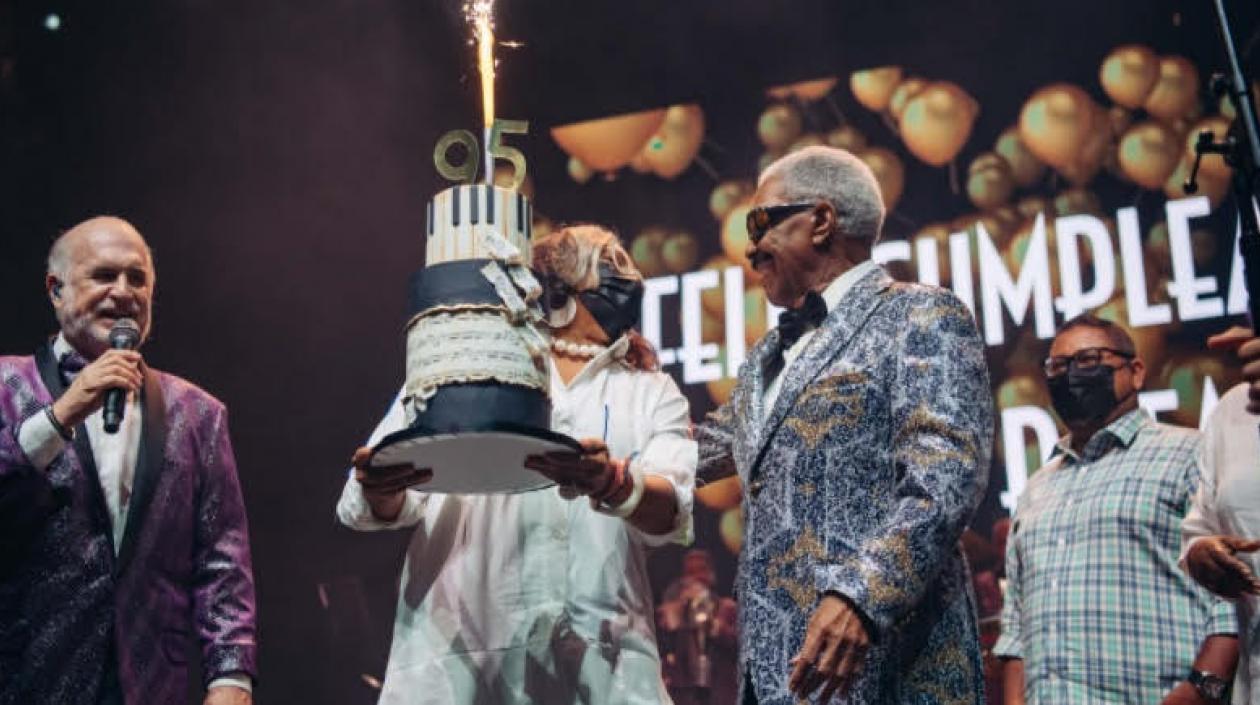 Rafael Ithier con torta gigante celebra en tarima su cumpleaños.