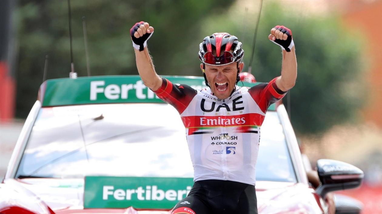 Rafal Majka se impone en la meta. 